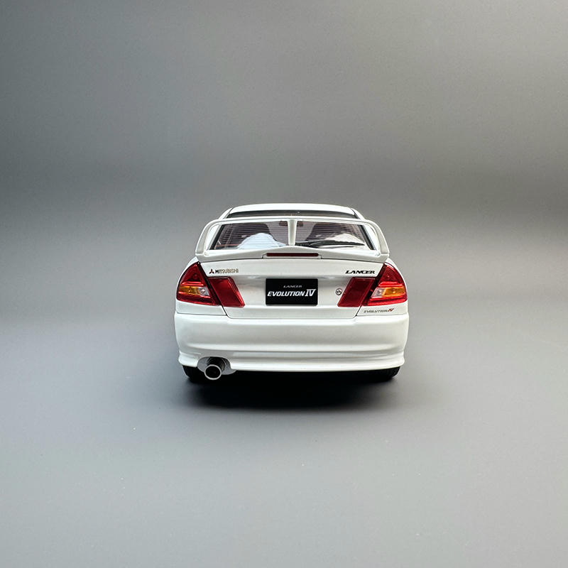 MotorHelix 1:18 Mitsubishi Lancer Evolution IV GSR Diecast Model