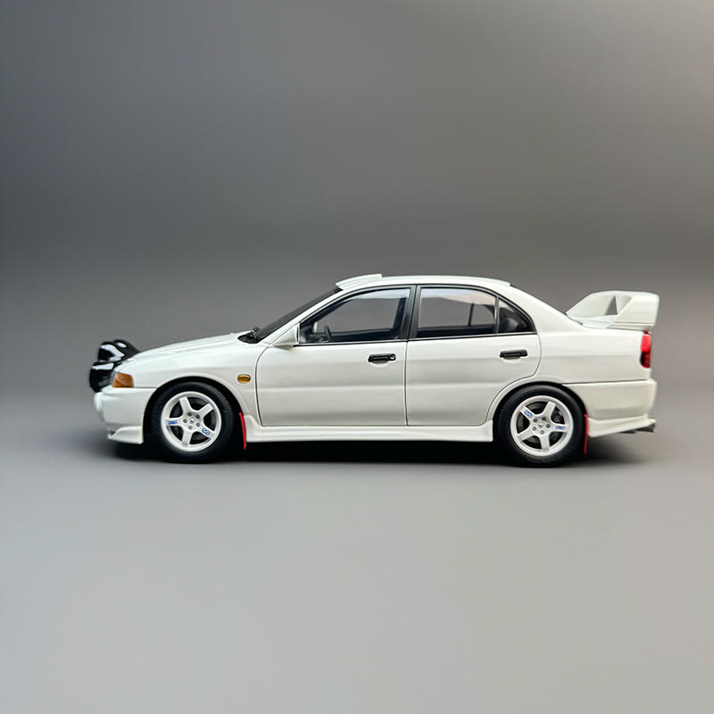MotorHelix 1:18 Mitsubishi Lancer Evolution IV GSR Diecast Model