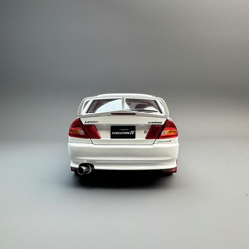 MotorHelix 1:18 Mitsubishi Lancer Evolution IV GSR Diecast Model