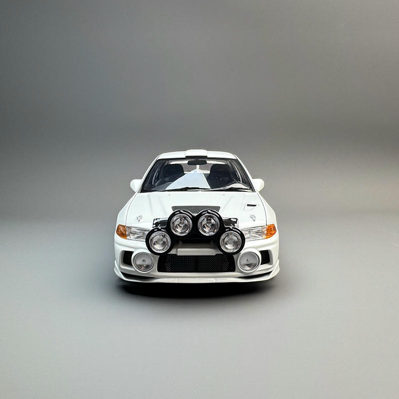 MotorHelix 1:18 Mitsubishi Lancer Evolution IV GSR Diecast Model
