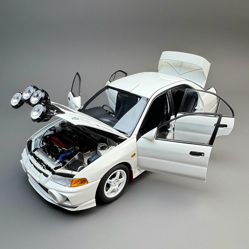 MotorHelix 1:18 Mitsubishi Lancer Evolution IV GSR Diecast Model