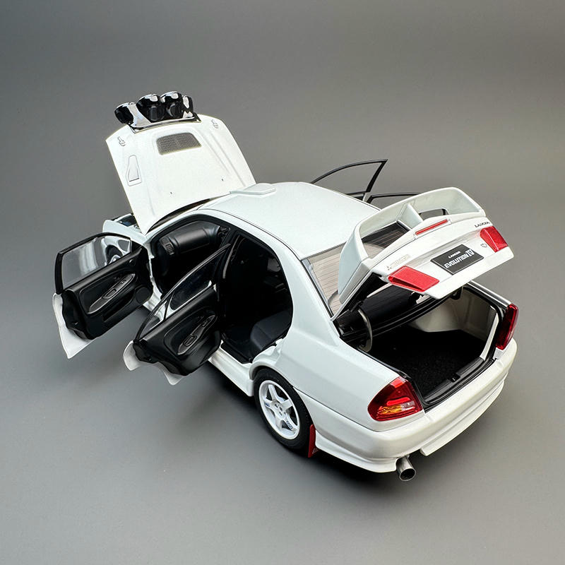 MotorHelix 1:18 Mitsubishi Lancer Evolution IV GSR Diecast Model
