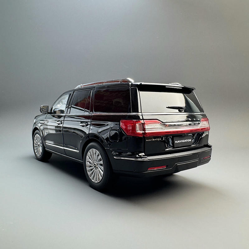 OEM 1:18 Lincoln Navigator Diecast Model