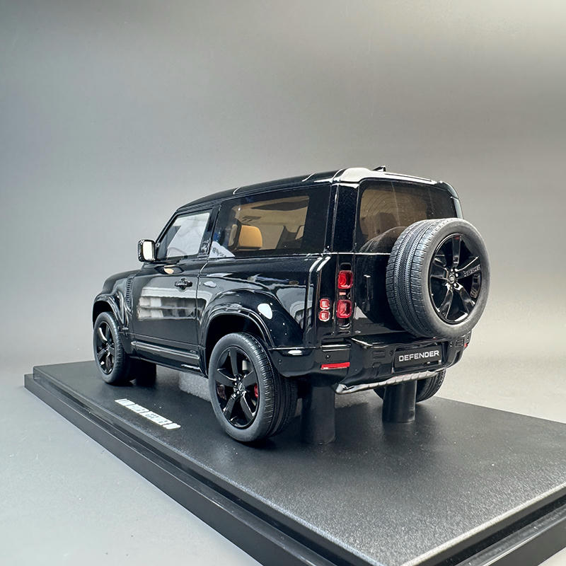 GT Spirit 1:18 Land Rover Defender 90 P400 Resin Model