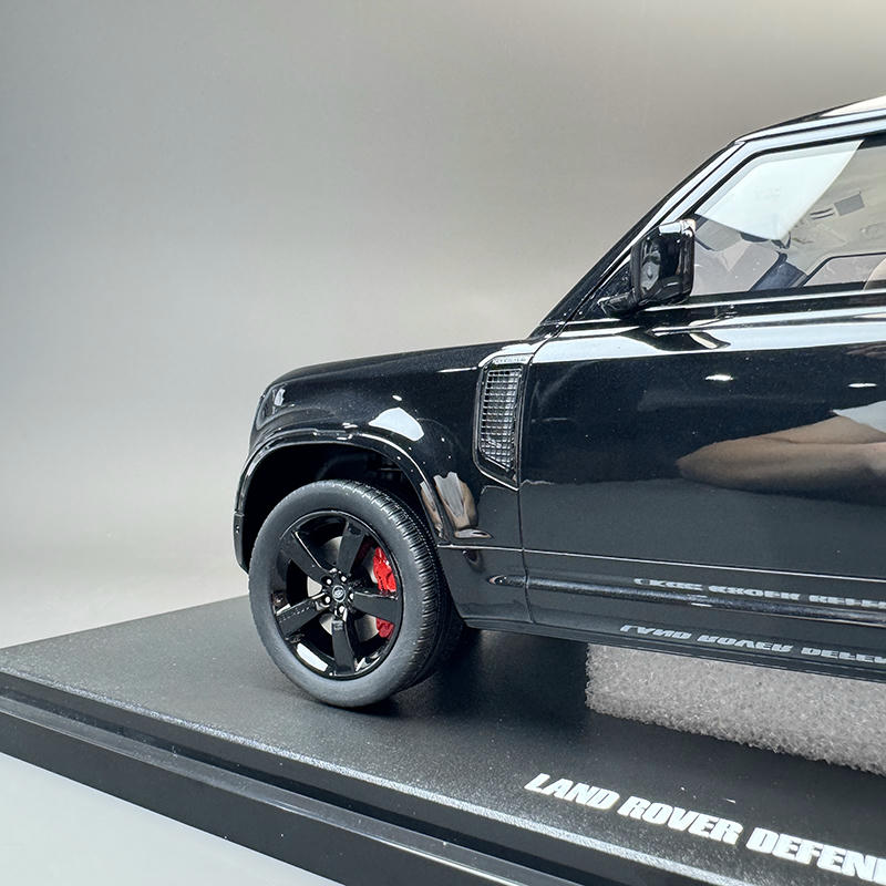 GT Spirit 1:18 Land Rover Defender 90 P400 Resin Model