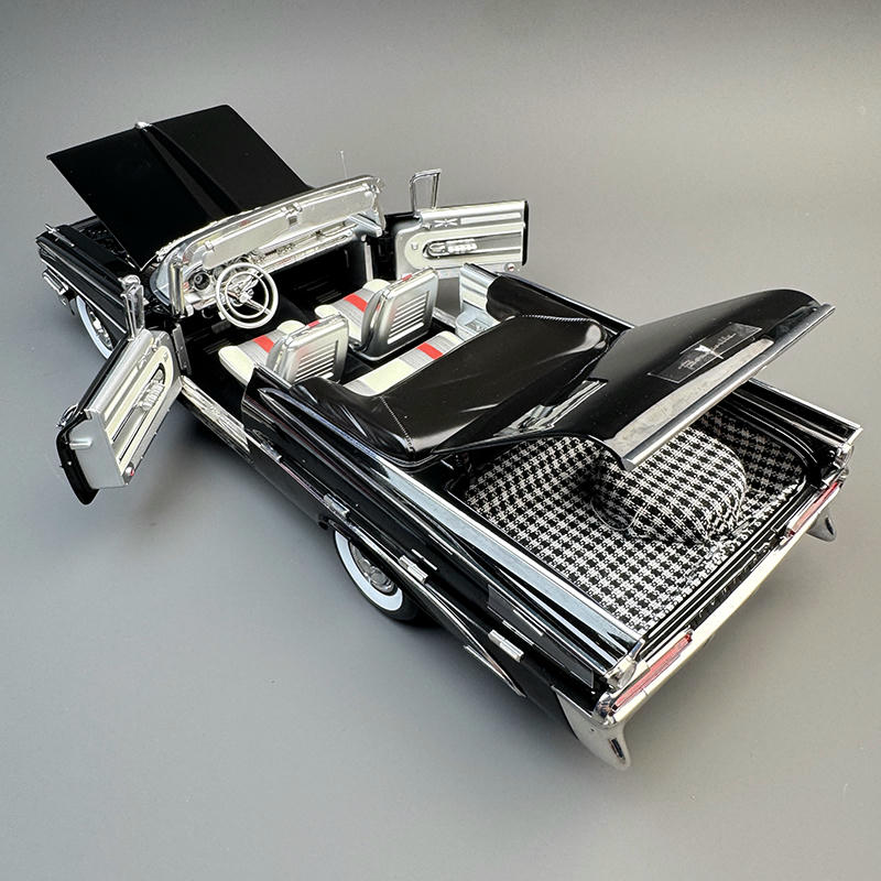SunStar 1:18 1959 Pontiac Bonneville Platinum Edition Diecast Model