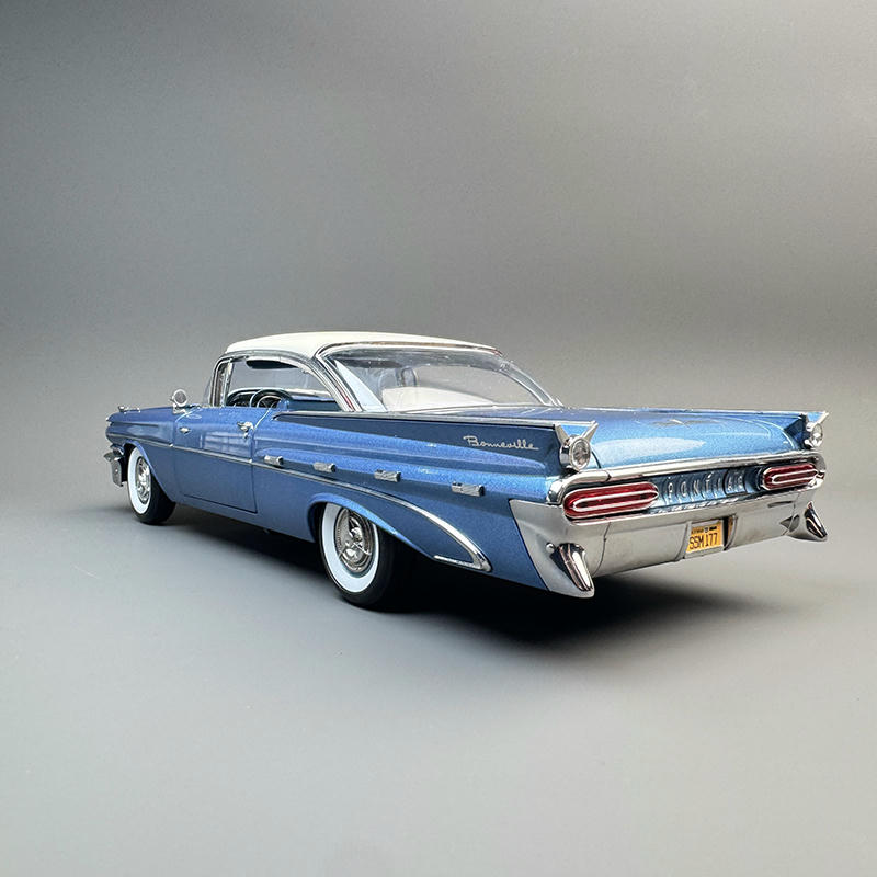 SunStar 1:18 1959 Pontiac Bonneville Platinum Edition Diecast Model