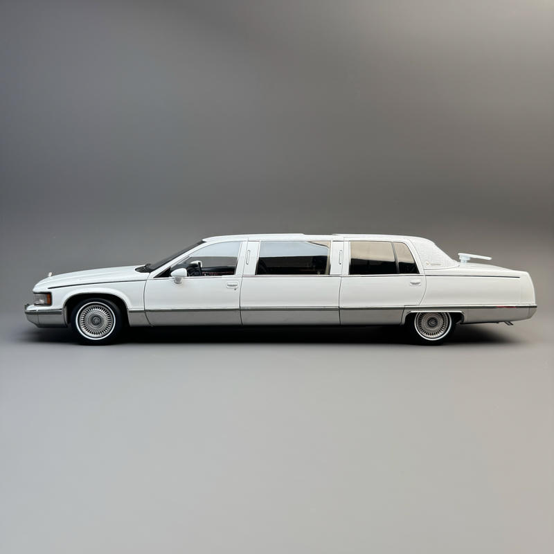 Xiaoguang Cadillac Fleetwood Limousine 1:18 Diecast Model Car – YX