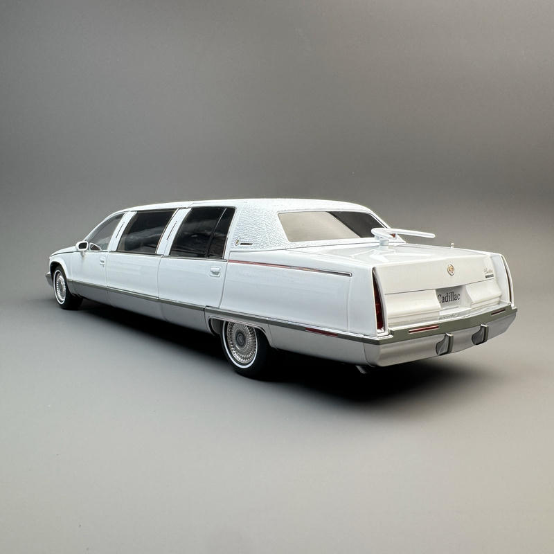 Xiaoguang Cadillac Fleetwood Limousine 1:18 Diecast Model Car – YX
