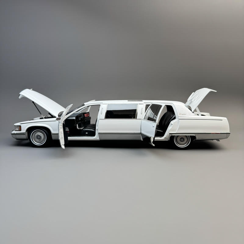 Xiaoguang Cadillac Fleetwood Limousine 1:18 Diecast Model Car – YX