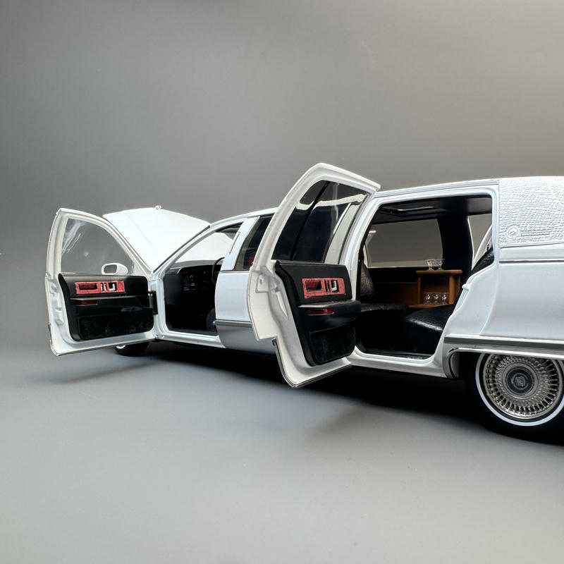 Xiaoguang Cadillac Fleetwood Limousine 1:18 Diecast Model Car – YX