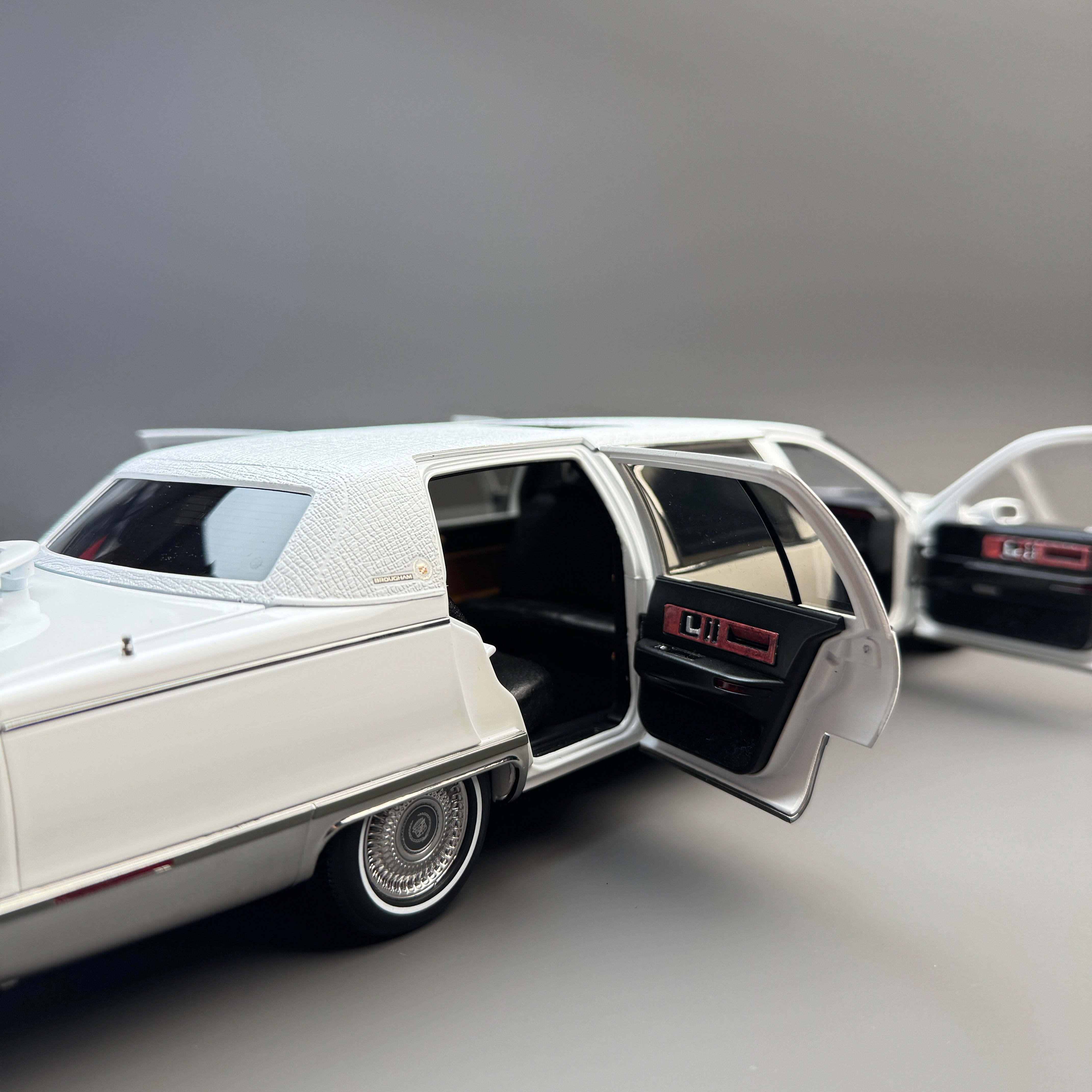 Xiaoguang Cadillac Fleetwood Limousine 1:18 Diecast Model Car – YX