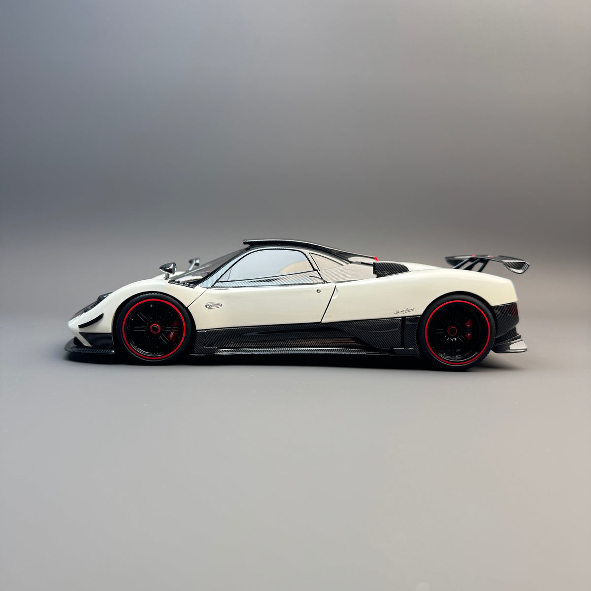 Almost Real 1:18 Pagani Zonda Cinque 2009 Special Edition Diecast Model Car – Red Badge, Fully Opening