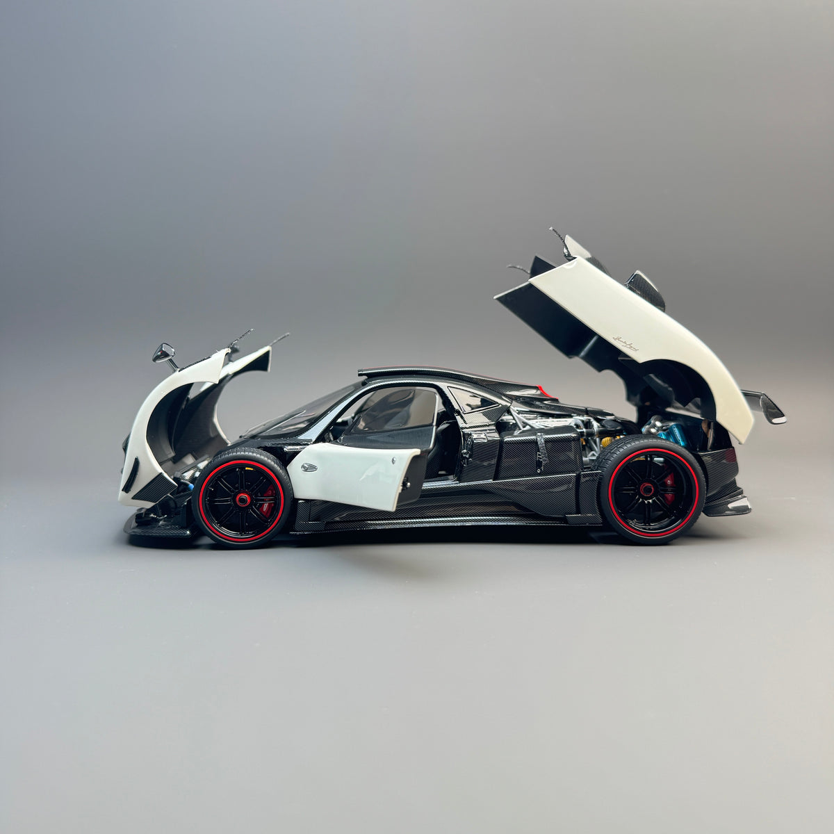 Almost Real 1:18 Pagani Zonda Cinque 2009 Special Edition Diecast Model Car – Red Badge, Fully Opening