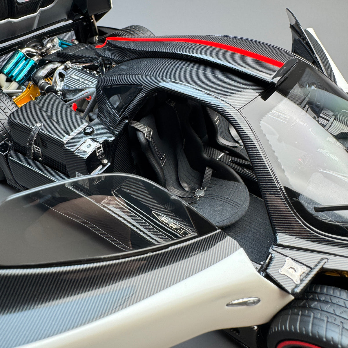 Almost Real 1:18 Pagani Zonda Cinque 2009 Special Edition Diecast Model Car – Red Badge, Fully Opening