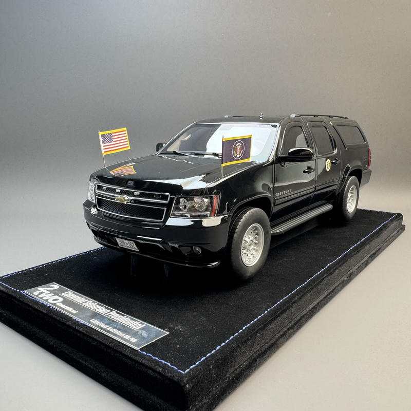 2two Chevrolet Suburban Presidential 1:18 Resin Model Car