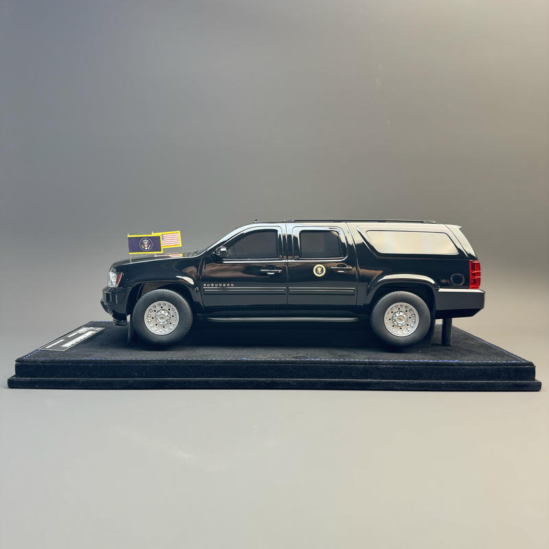 2two Chevrolet Suburban Presidential 1:18 Resin Model Car