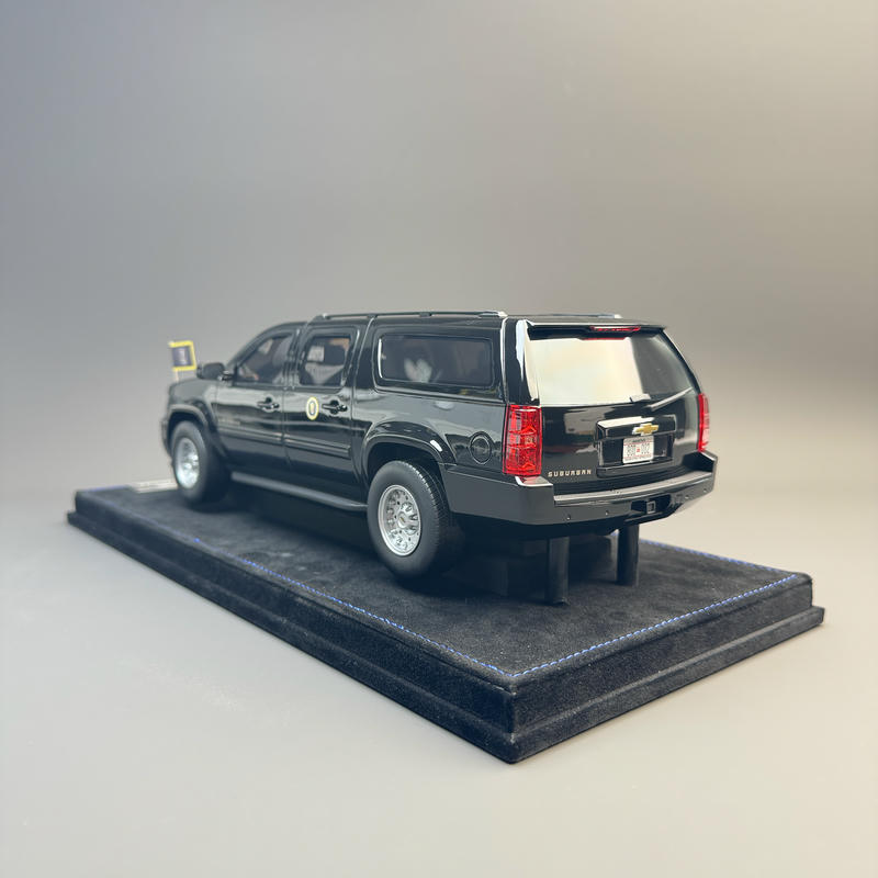 2two Chevrolet Suburban Presidential 1:18 Resin Model Car