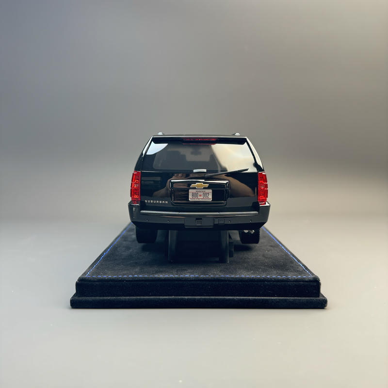 2two Chevrolet Suburban Presidential 1:18 Resin Model Car
