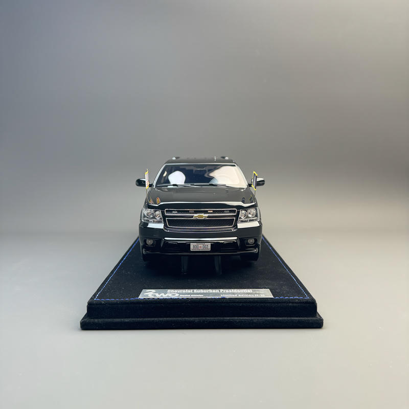 2two Chevrolet Suburban Presidential 1:18 Resin Model Car