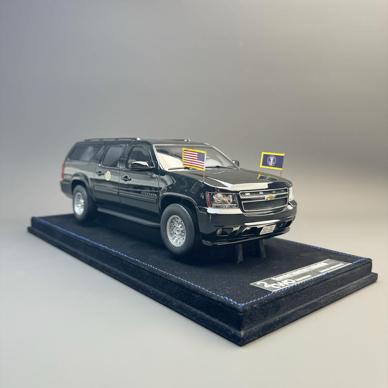 2two Chevrolet Suburban Presidential 1:18 Resin Model Car