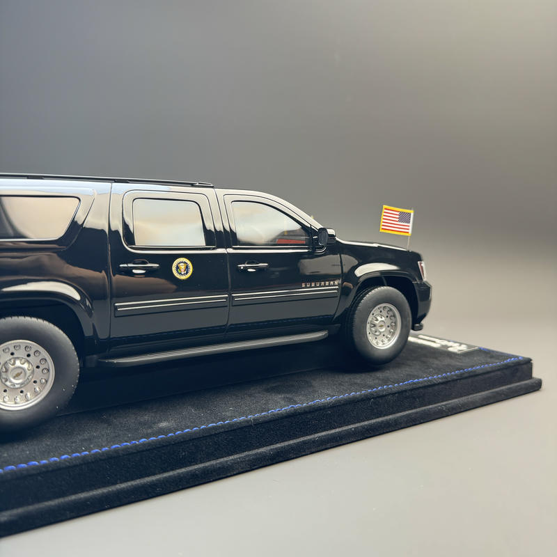 2two Chevrolet Suburban Presidential 1:18 Resin Model Car