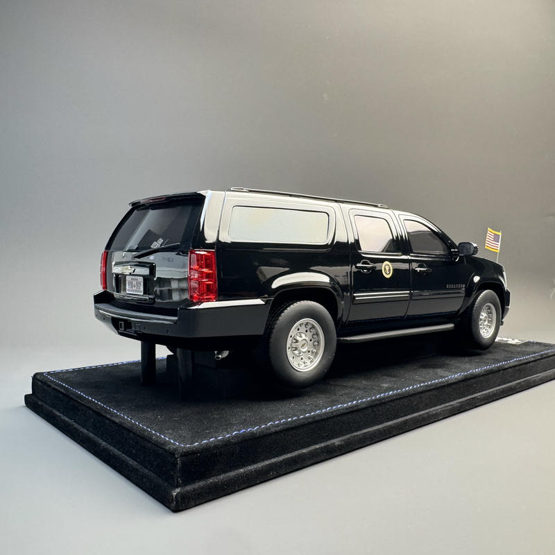 2two Chevrolet Suburban Presidential 1:18 Resin Model Car