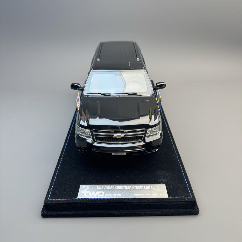 2two Chevrolet Suburban Presidential 1:18 Resin Model Car