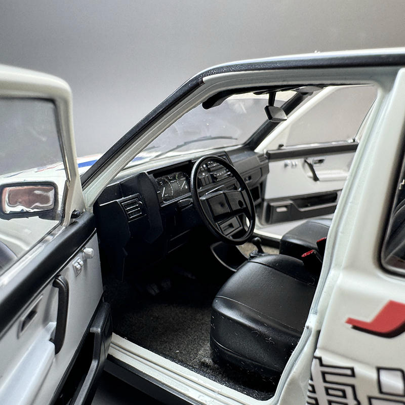 Original Factory 1:18 Volkswagen Jetta MK2 Square Headlight Diecast Model