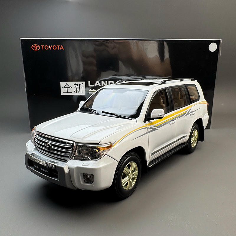 1:18 Toyota Land Cruiser LC200 Diecast Opening Model