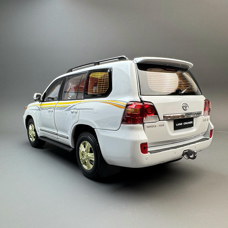 1:18 Toyota Land Cruiser LC200 Diecast Opening Model