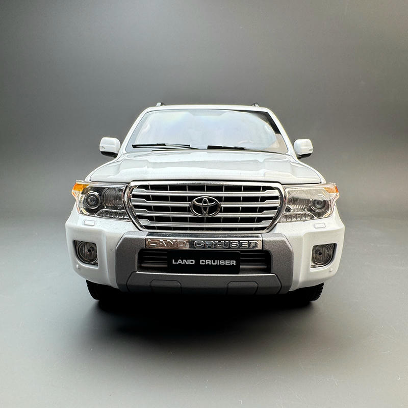 1:18 Toyota Land Cruiser LC200 Diecast Opening Model