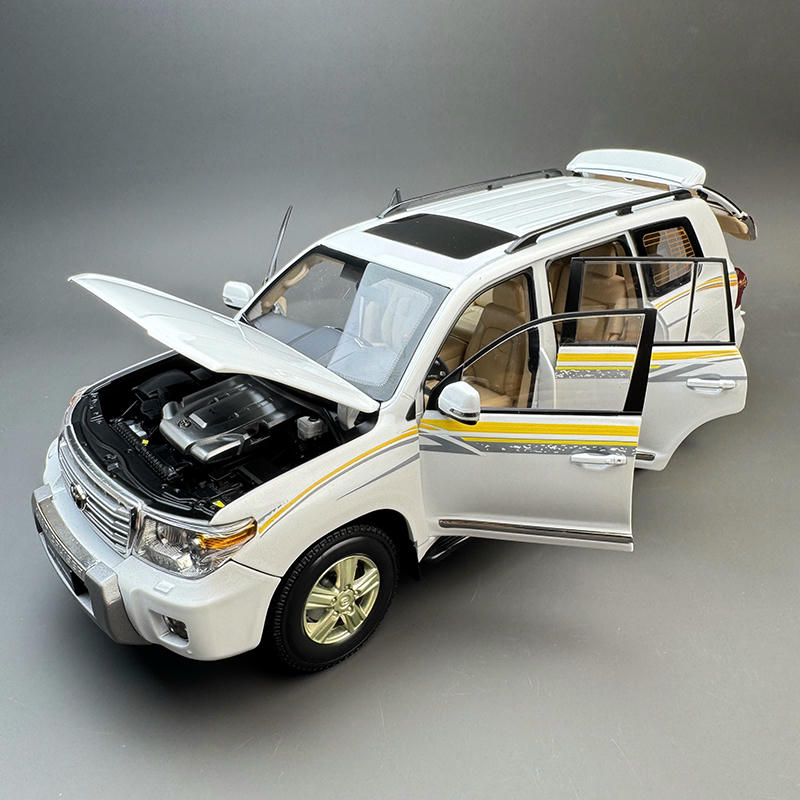 1:18 Toyota Land Cruiser LC200 Diecast Opening Model