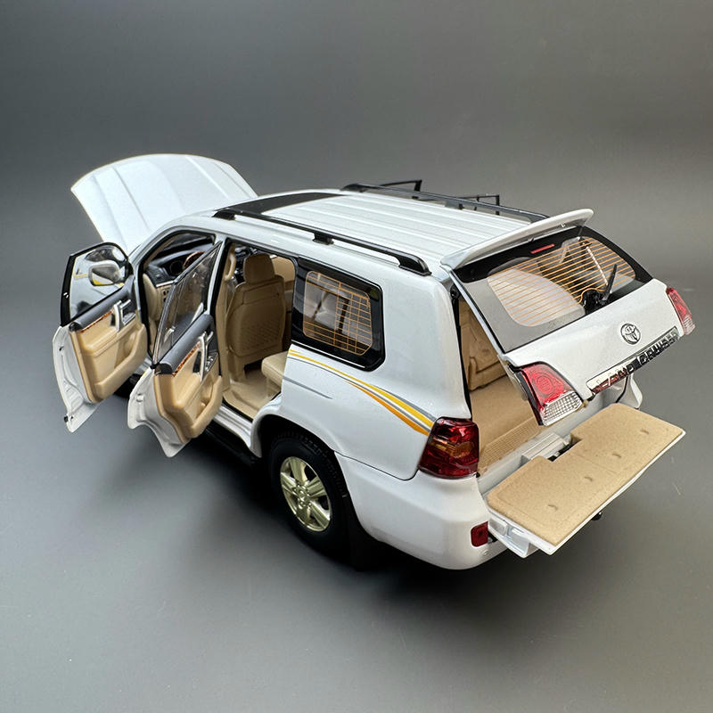 1:18 Toyota Land Cruiser LC200 Diecast Opening Model