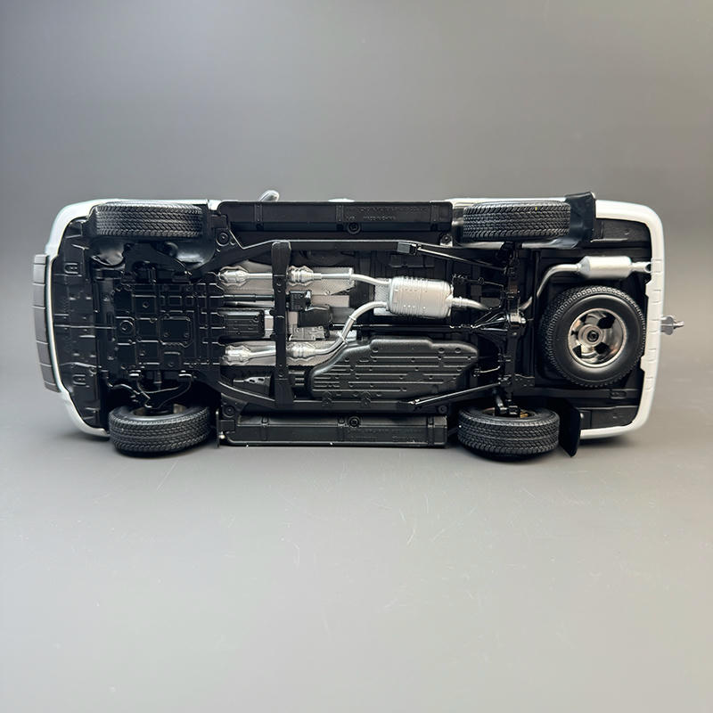 1:18 Toyota Land Cruiser LC200 Diecast Opening Model