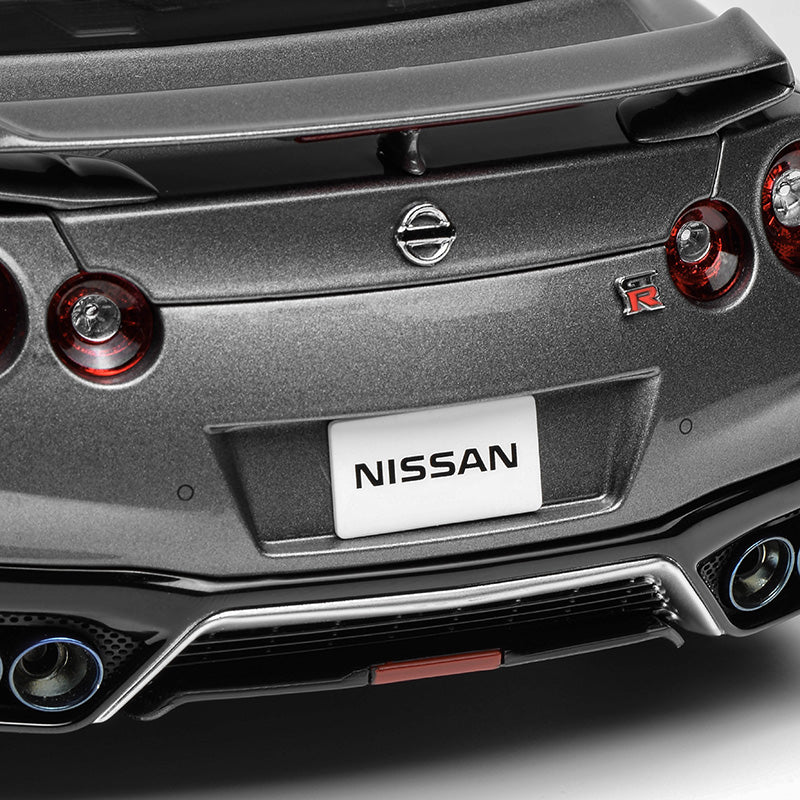 MOTORHELIX 1:18 Nissan GT-R (R35) Track Edition & T-Spec