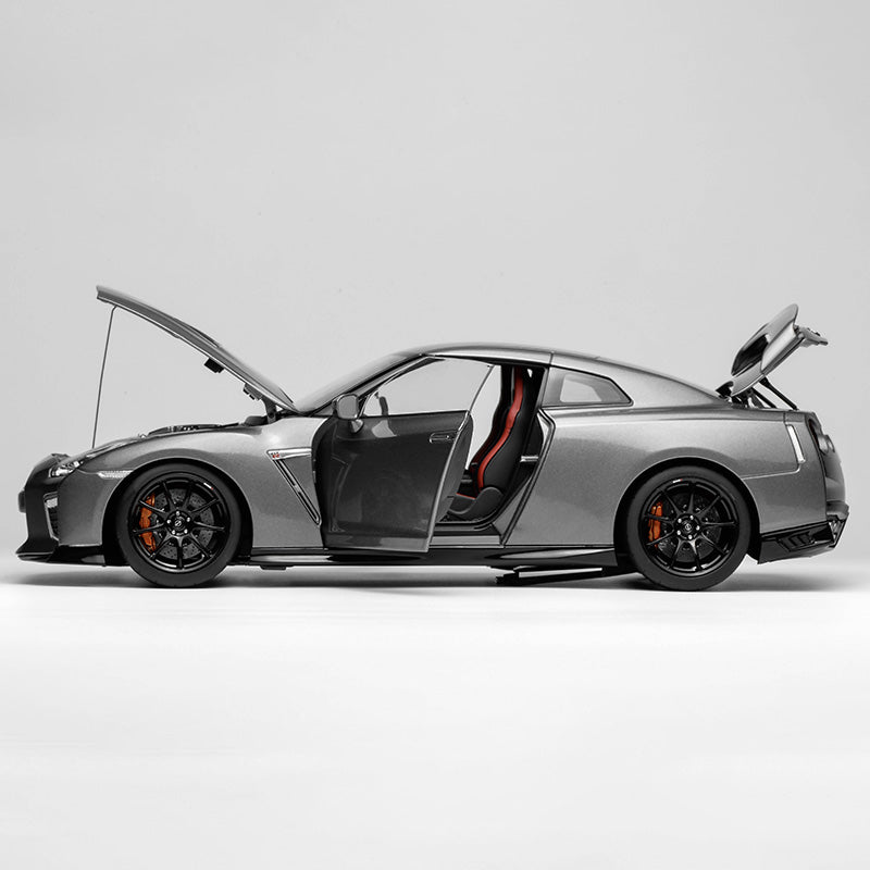 MOTORHELIX 1:18 Nissan GT-R (R35) Track Edition & T-Spec