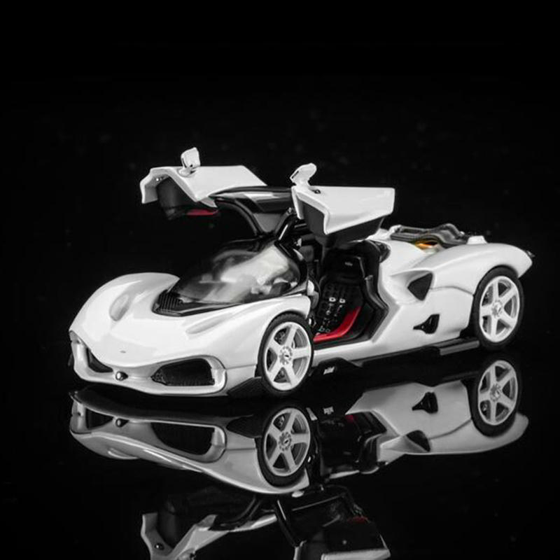 MOTORHELIX 1:64 Nilu27 Diecast Opening Model