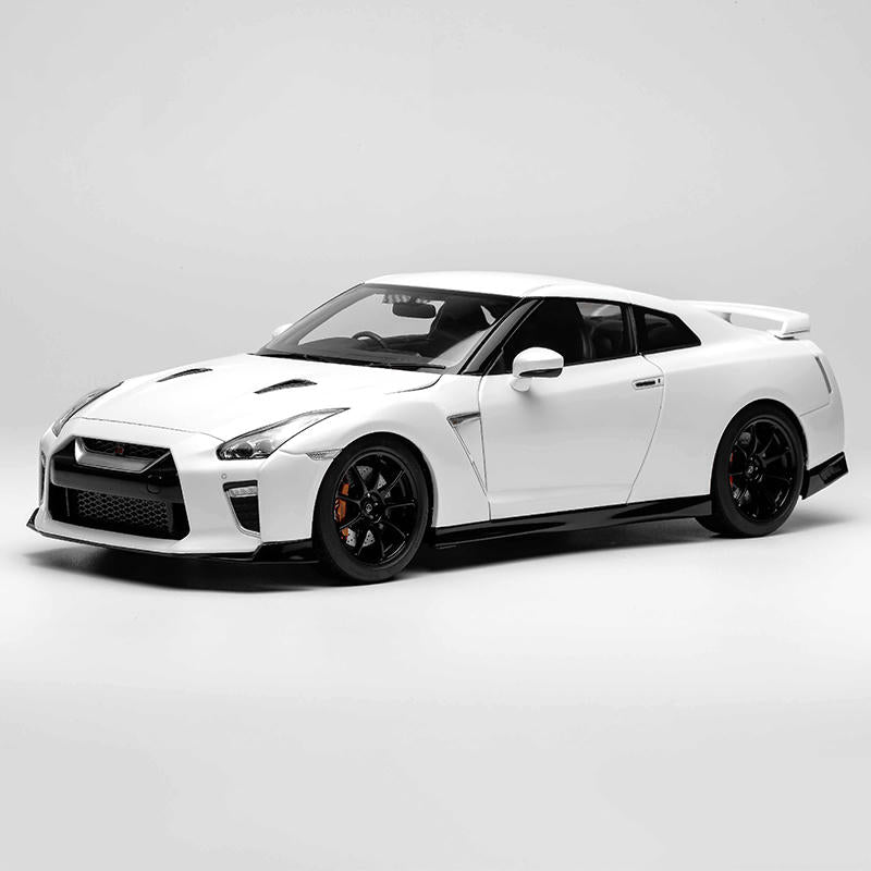 MotorHelix 1:18 Nissan GT-R (R35) Track Edition