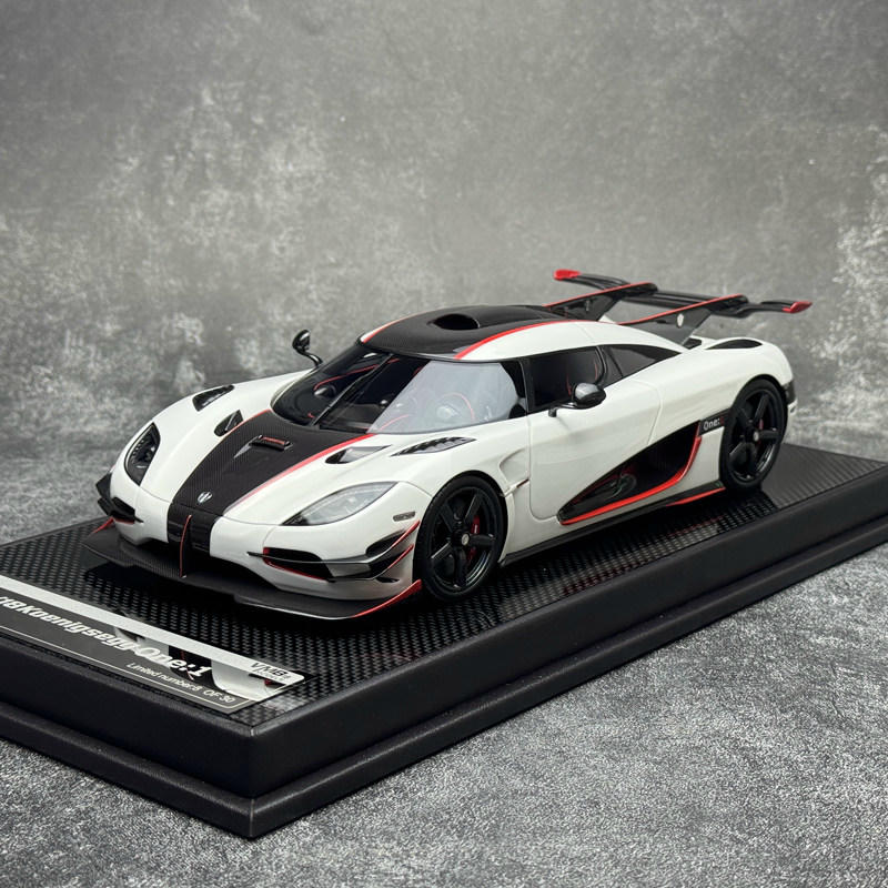 VMB 1:18 Koenigsegg ONE:1 Resin Model – White / Silver