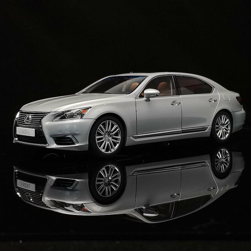 AUTOart Lexus LS600hL 1:18 Diecast Model Car