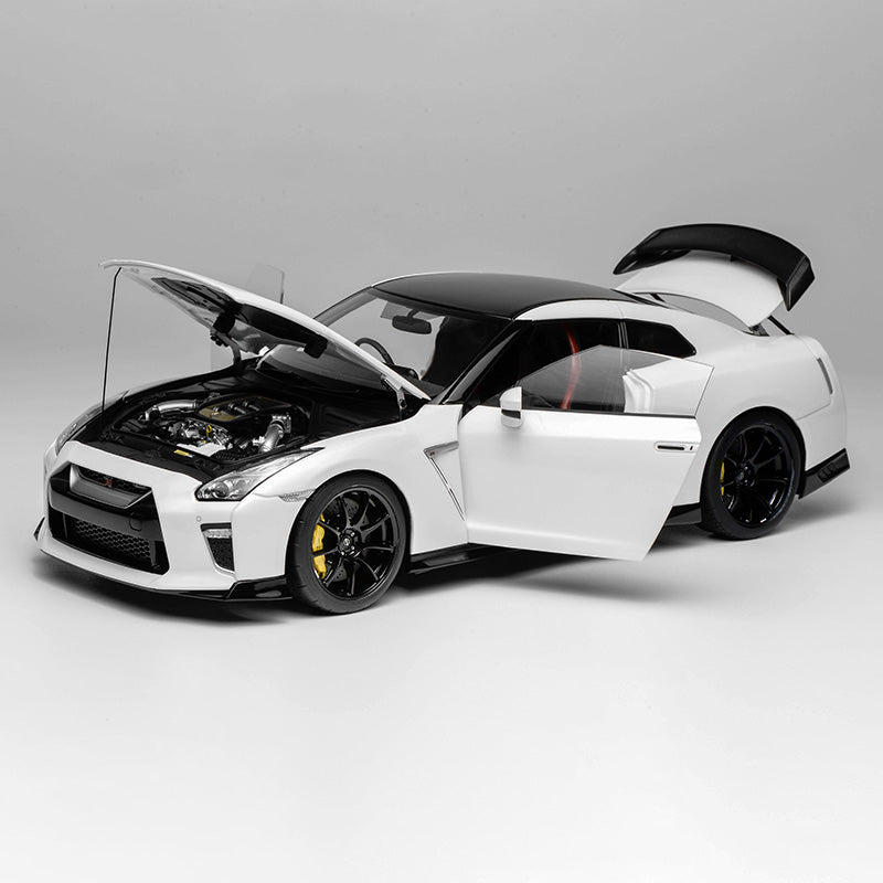 MOTORHELIX 1:18 Nissan GT-R (R35) Track Edition & T-Spec