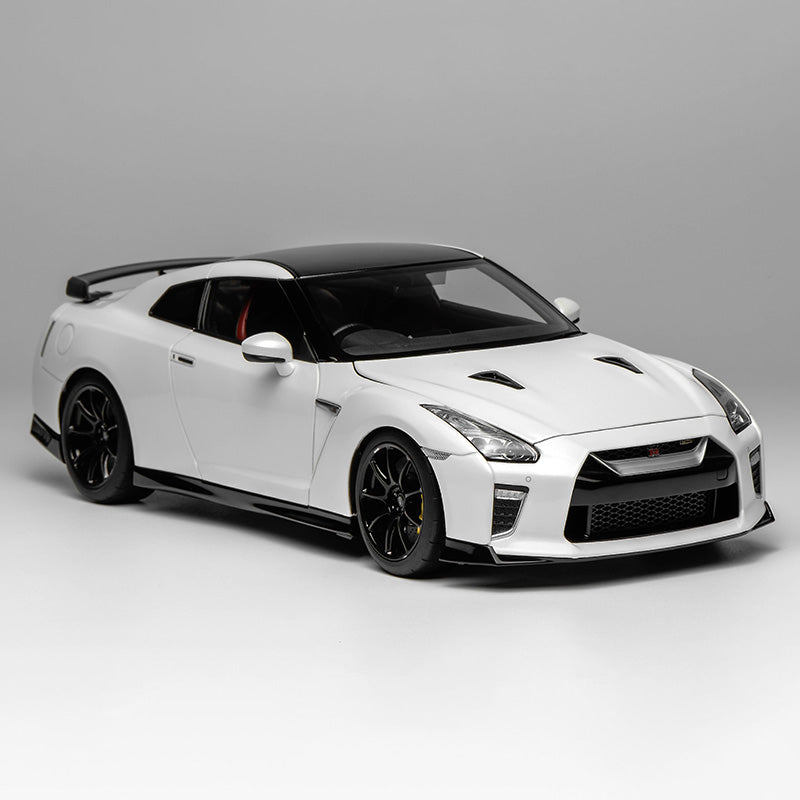 MOTORHELIX 1:18 Nissan GT-R (R35) Track Edition & T-Spec