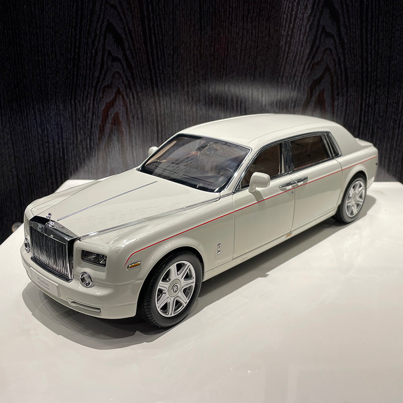 Модель автомобиля Kyosho Phantom EWB Extended Alloy в масштабе 1:18 + небольшой подарок