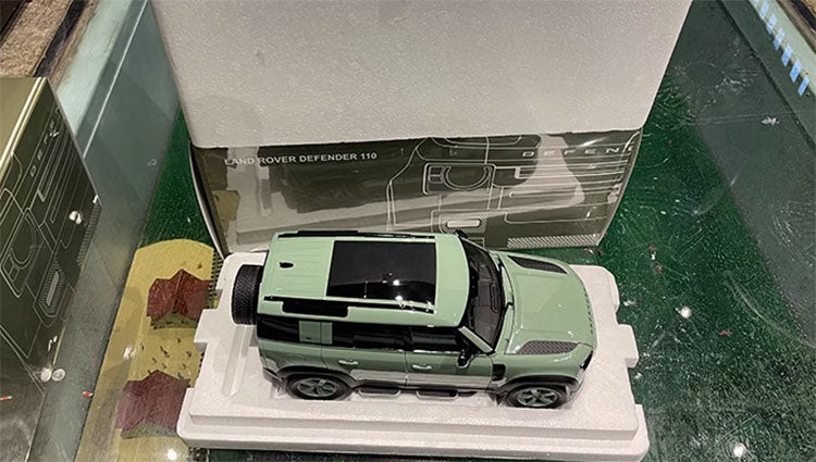 Fast echter Defender 90 2023 110th Anniversary Edition 1:18 Automodell