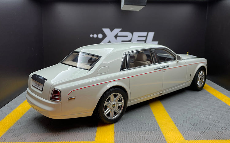 Модель автомобиля Kyosho Phantom EWB Extended Alloy в масштабе 1:18 + небольшой подарок