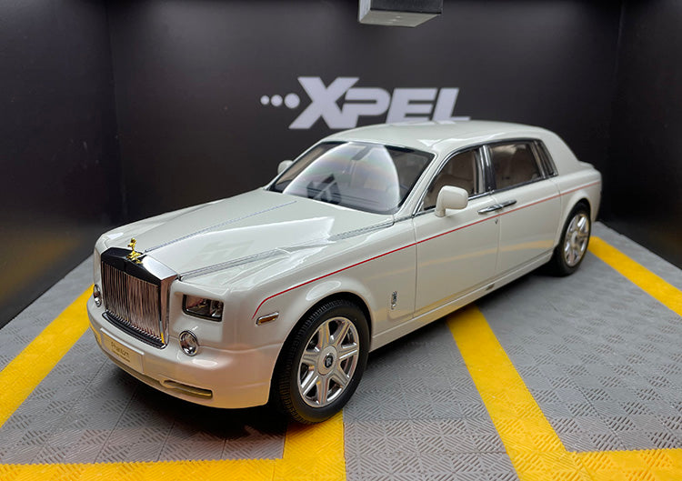 Модель автомобиля Kyosho Phantom EWB Extended Alloy в масштабе 1:18 + небольшой подарок