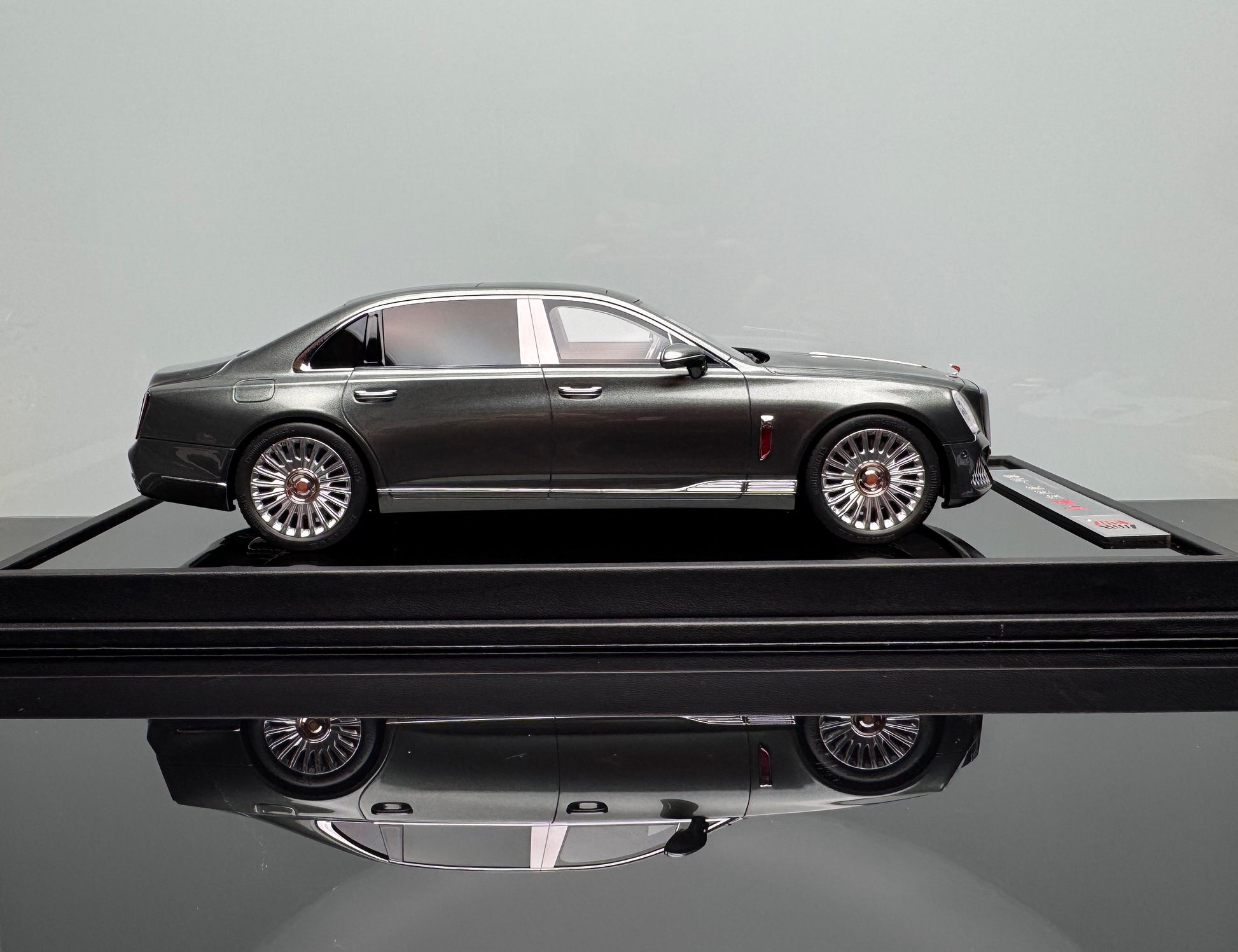 Hongqi Guoya 1:18 Resin Model Car – Silver Hardcover Limited Edition (1 of 399)