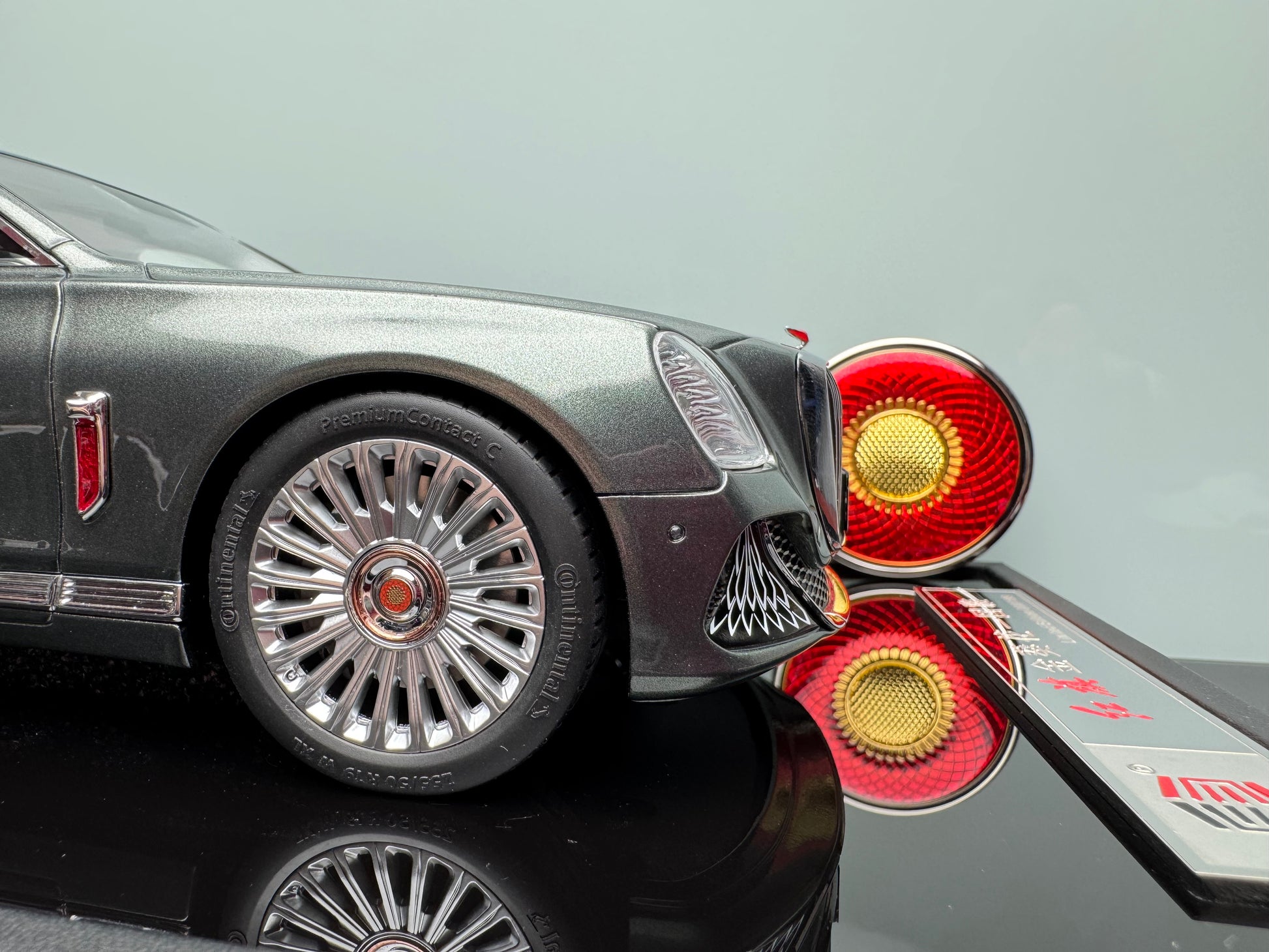 Hongqi Guoya 1:18 Resin Model Car – Silver Hardcover Limited Edition (1 of 399)