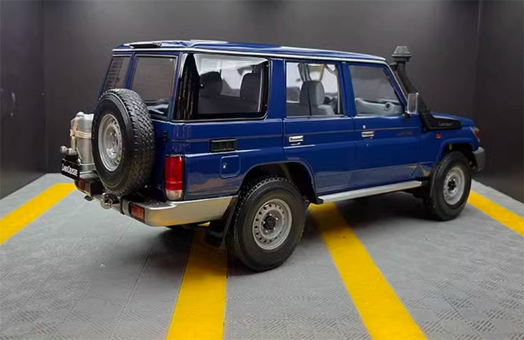 AlmostReal LC76 2017 Toyota Land Cruiser 1/18 Automodell aus Aluminiumlegierung (870101)